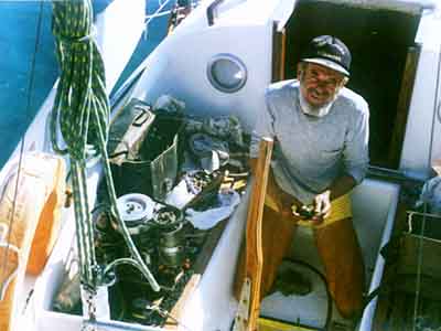 [ naprawa silnika, Kazio na dnie kokpitu, oczywicie na kolanach ]