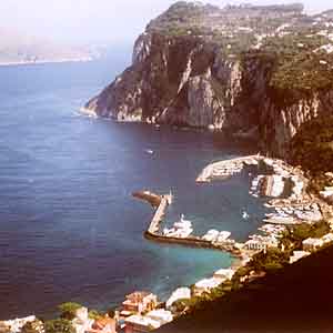 [ Marina Grande widziana z pki skalnej, robicej tutaj za szos ]