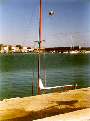 [ Dino przy wysokim nabrzeu, wystaje tylko maszt ]