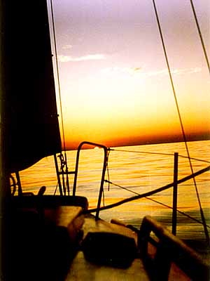 [ kicz #2 - gadkie morze, przed dziobem soce dotyka horyzontu ]