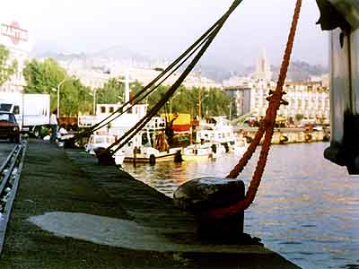 [ Messyna, DINO ledwie widoczny w wielkim porcie ]