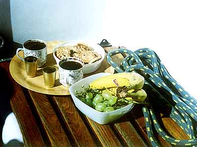 [ E tam, przyjcie - tylko kawa, rum, ze trzy krakersy i szot grota ]