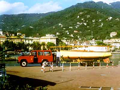 [ Dino na przyczepie gotowy do drogi powrotnej ]