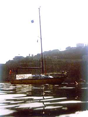 [ Urocza zatoczka w Taorminie. Dino stoi na kotwicy. ]